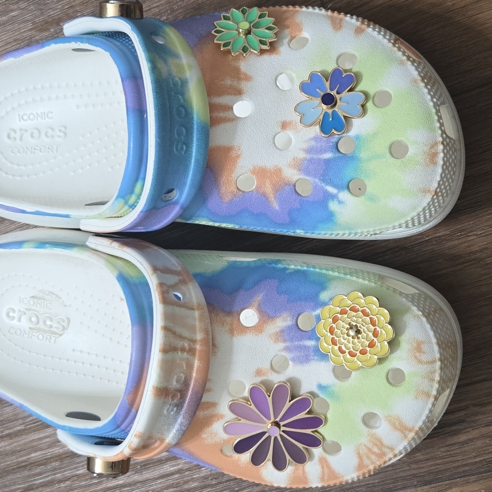 CROCS Tie-Dye Clogs with Flower Charms/ Size 6 - Picture 4 of 5